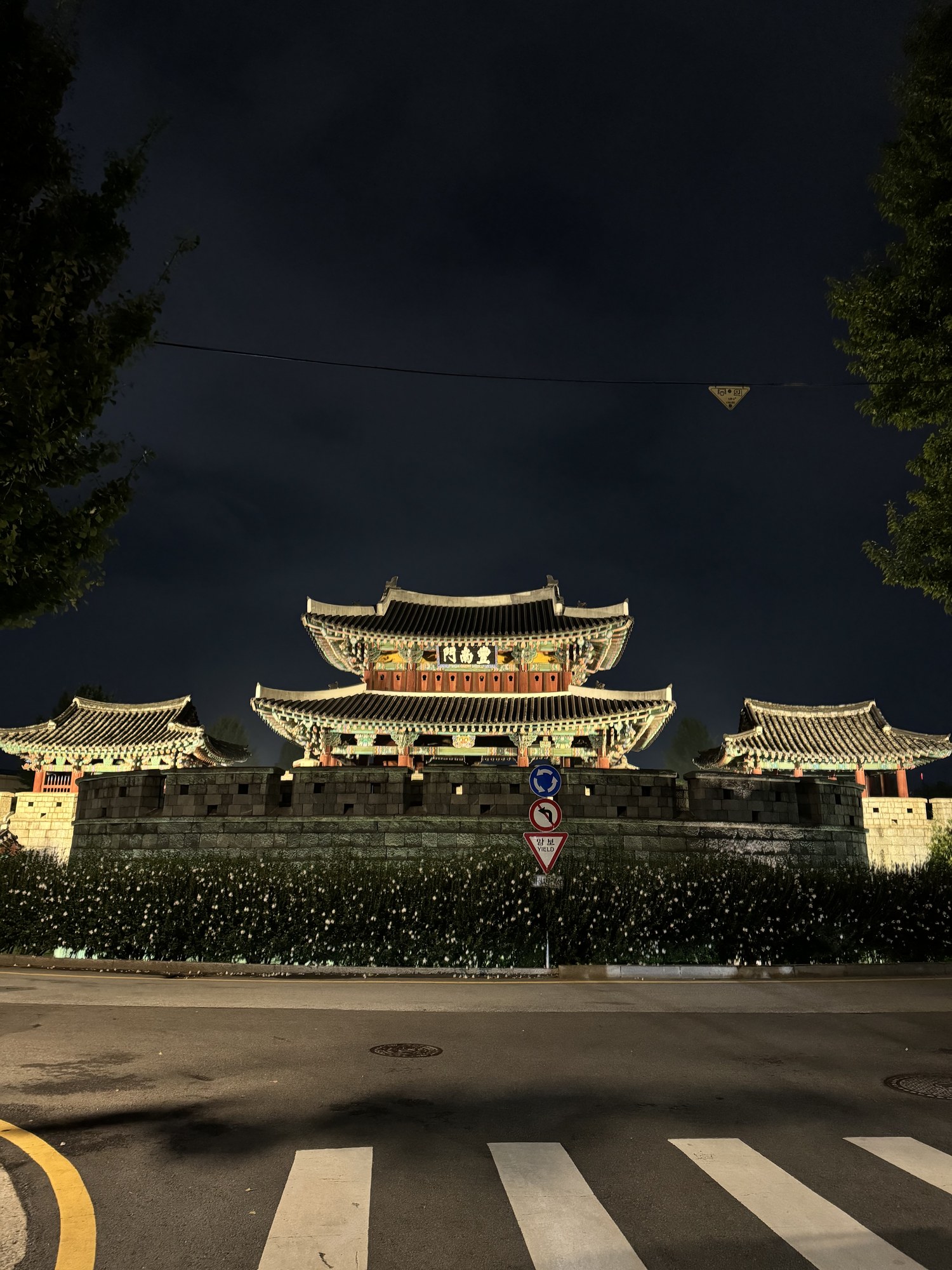 밤 조명을 받아 빛나는 전주 풍남문