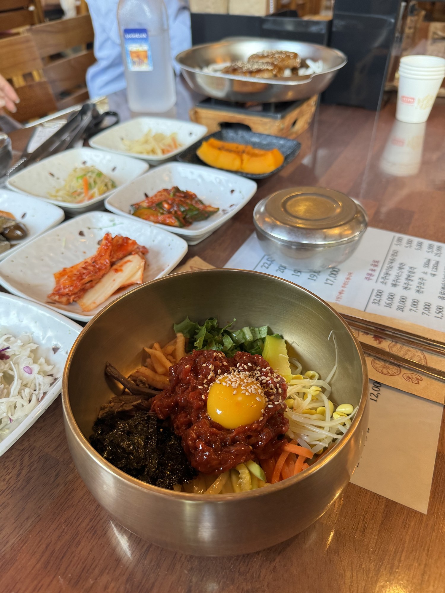 놋그릇에 담긴 육회비빔밥과 반찬이 차려진 전주의 한 상
