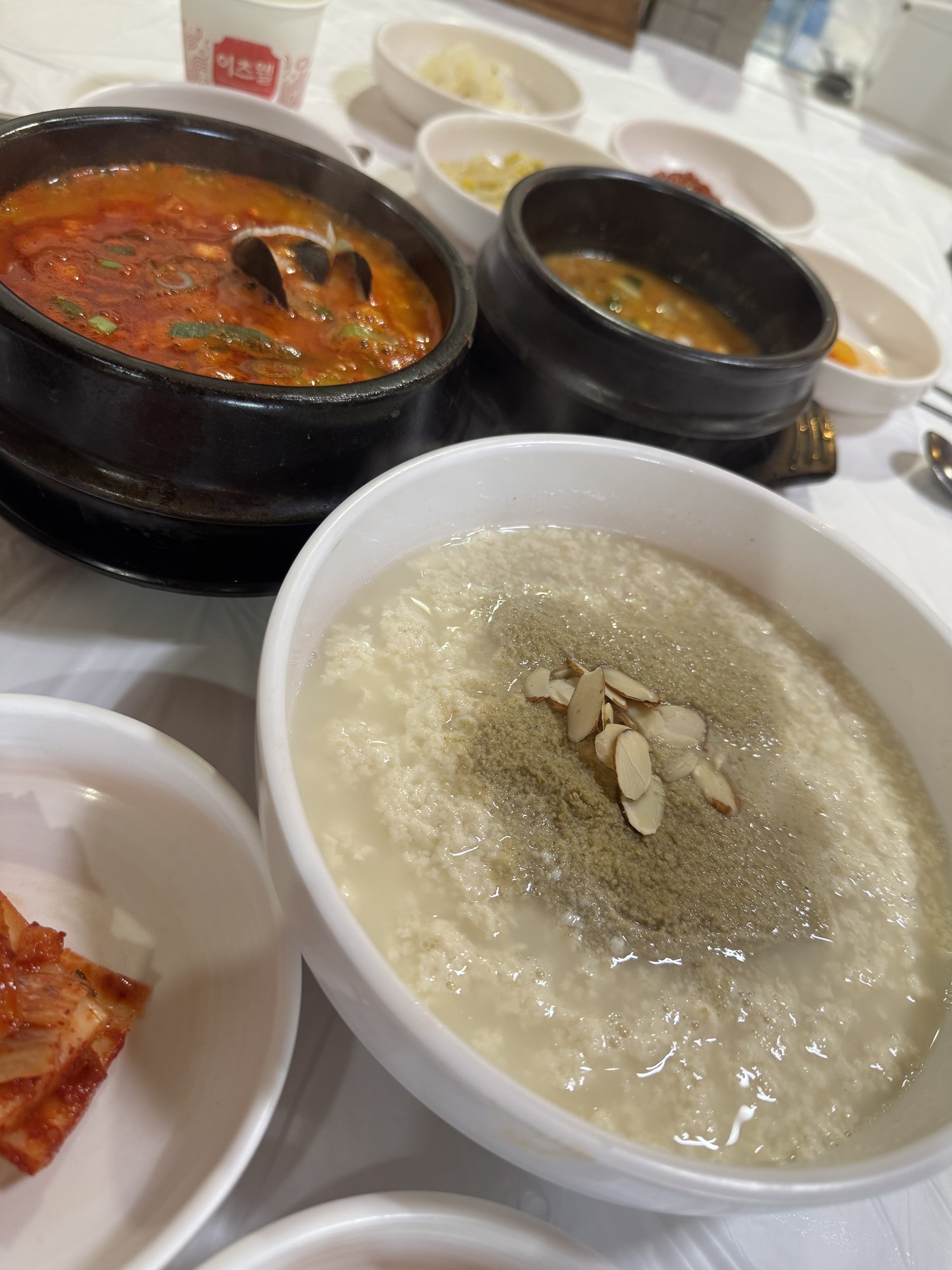 순두부와 얼큰한 찌개가 차려진 속초의 따뜻한 한 끼